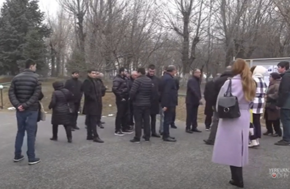 Депутаты от фракции «Армения» воздали дань уважения в воинском пантеоне «Ераблур» (видео)